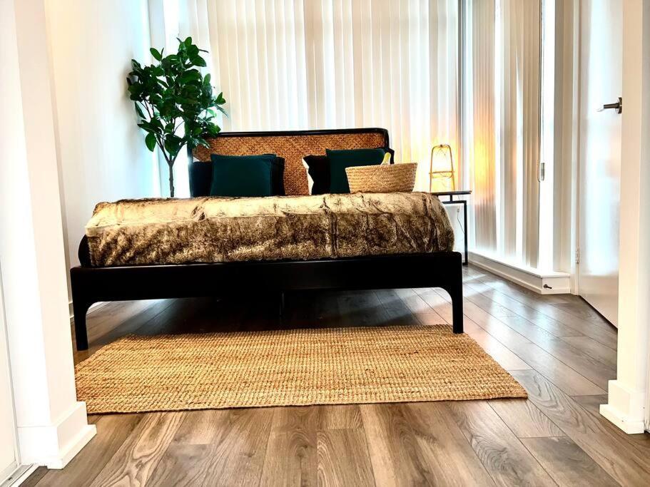 Luxurious Condo In The Center Of Downtown Торонто Екстериор снимка