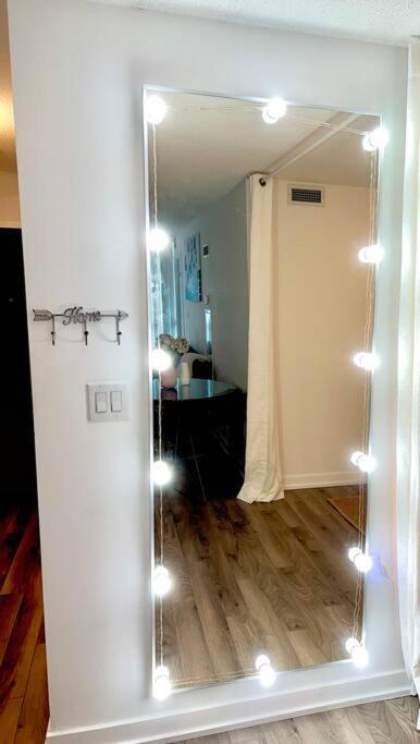 Luxurious Condo In The Center Of Downtown Торонто Екстериор снимка