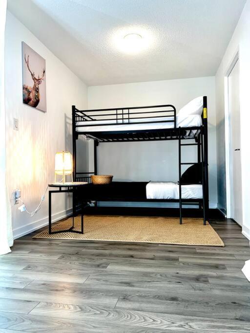 Luxurious Condo In The Center Of Downtown Торонто Екстериор снимка