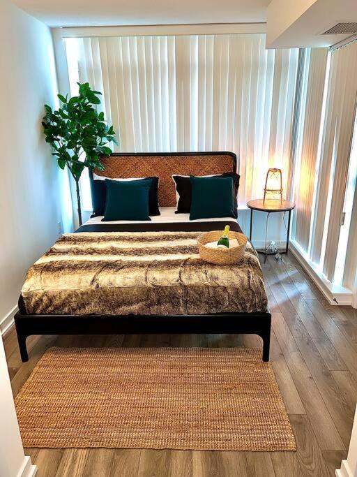 Luxurious Condo In The Center Of Downtown Торонто Екстериор снимка