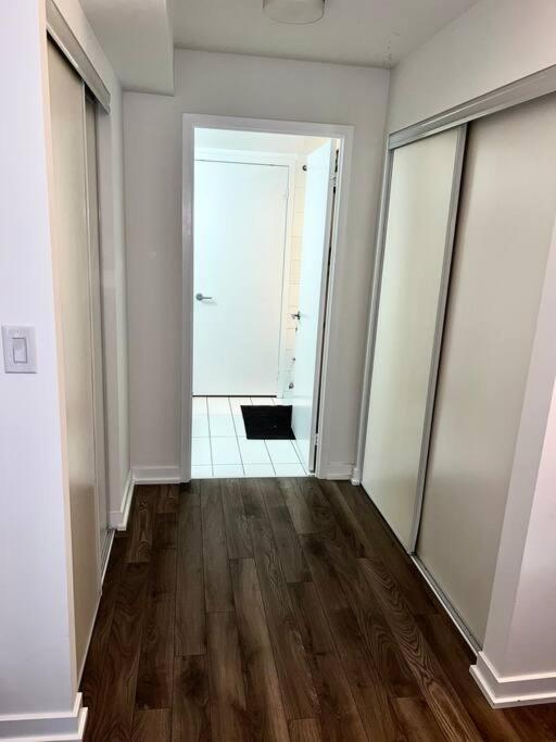 Luxurious Condo In The Center Of Downtown Торонто Екстериор снимка