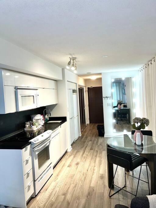 Luxurious Condo In The Center Of Downtown Торонто Екстериор снимка