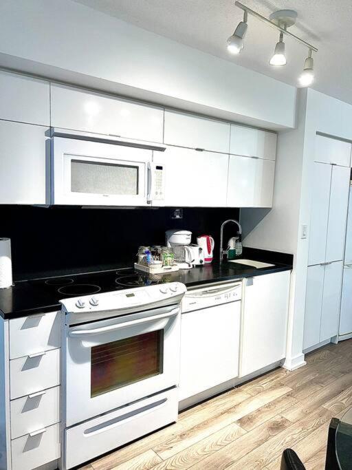 Luxurious Condo In The Center Of Downtown Торонто Екстериор снимка