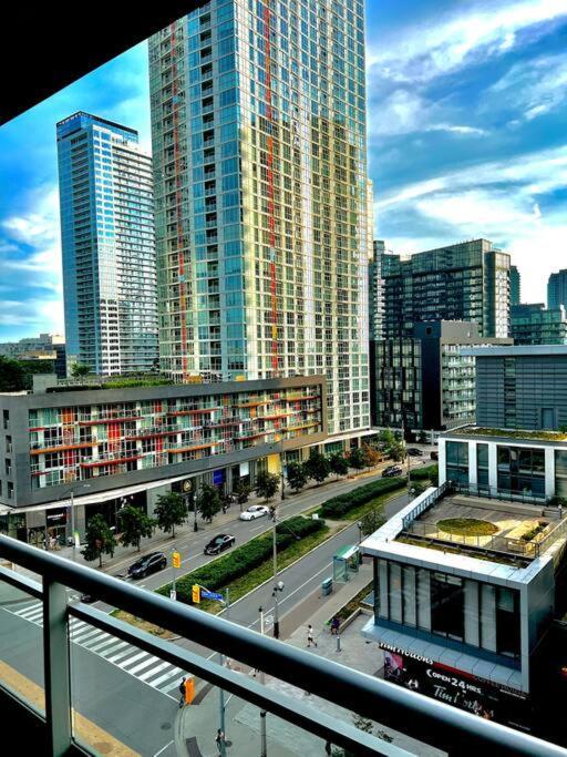 Luxurious Condo In The Center Of Downtown Торонто Екстериор снимка