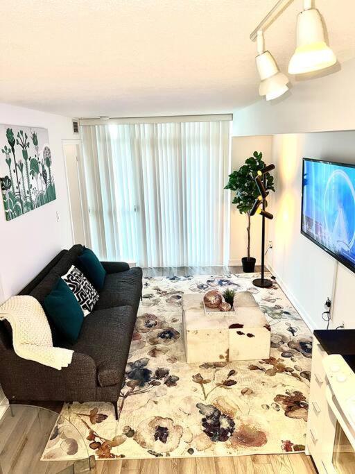 Luxurious Condo In The Center Of Downtown Торонто Екстериор снимка