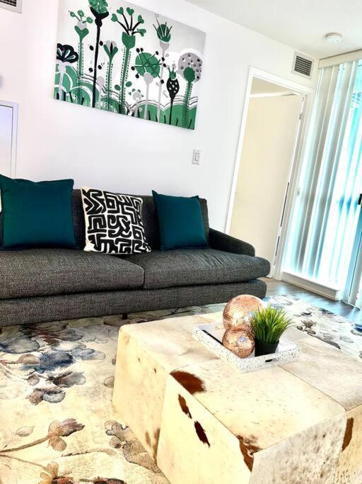 Luxurious Condo In The Center Of Downtown Торонто Екстериор снимка
