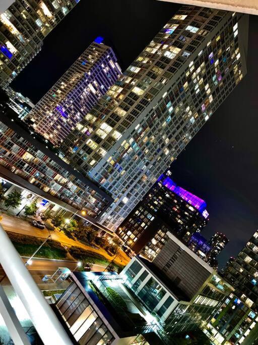 Luxurious Condo In The Center Of Downtown Торонто Екстериор снимка