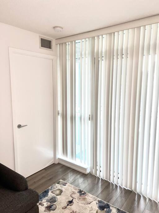 Luxurious Condo In The Center Of Downtown Торонто Екстериор снимка