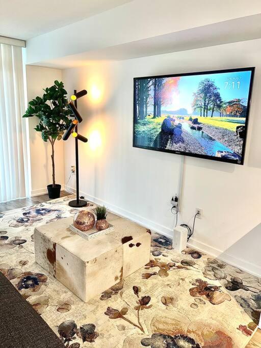 Luxurious Condo In The Center Of Downtown Торонто Екстериор снимка