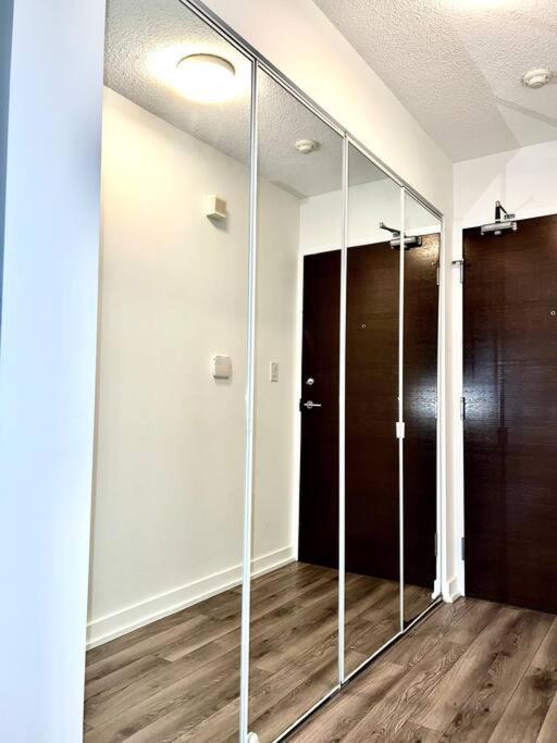 Luxurious Condo In The Center Of Downtown Торонто Екстериор снимка