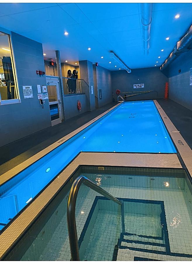 Luxurious Condo In The Center Of Downtown Торонто Екстериор снимка
